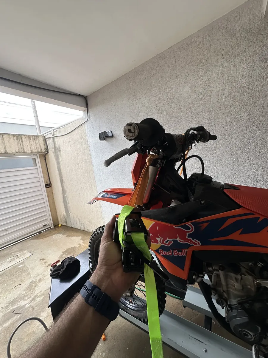 Cliente ajustando a catraca em uma moto de trilha