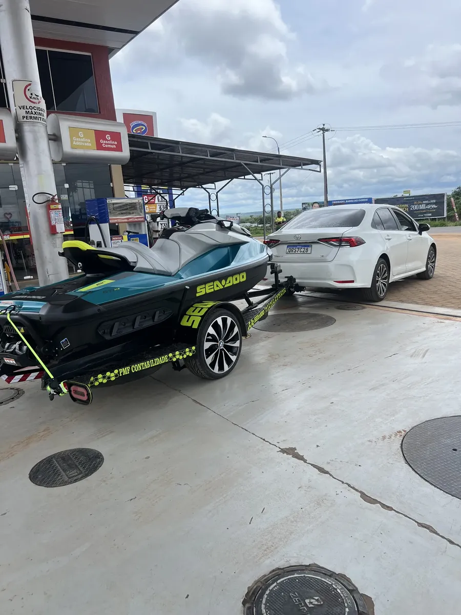 Jet ski em reboque atrelado a um carro branco