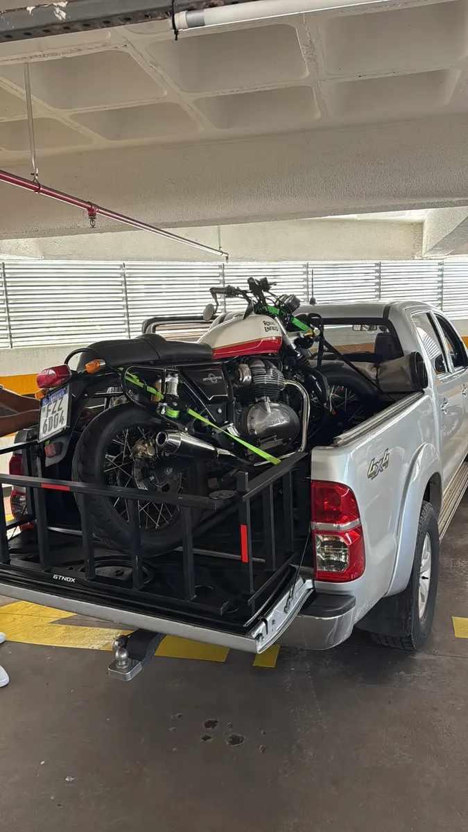 Moto amarrada na caçamba de uma picape com Cinta Catraca Smart®